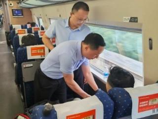 高铁上一乘客突发疾病 阜南两医生紧急施救