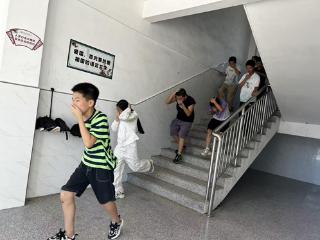 广信区上泸中学消防演练筑牢校园安全防线