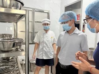 婺源县教体局局长郎建平在县第六幼儿园检查开学工作