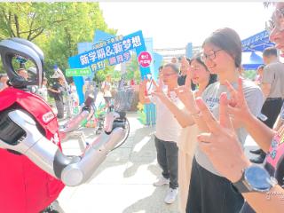 荆楚开学联播丨武交院“智”迎新生科技感拉满