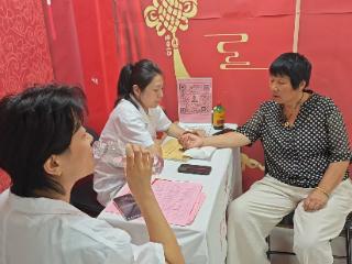合众人寿许昌中支开展中医健康咨询及义诊活动