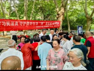 “典”亮生活 法润民心——贵阳市中级人民法院政工党支部、离退休党支部与美的美桐苑社区党支部开展三方联建活动