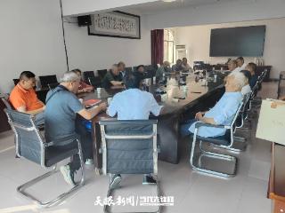 修文县小箐镇机关三党支部组织退休干部党员开展集中学习