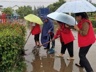 临沭县青云镇：消除积水保安全 志愿服务在行动