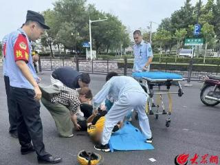 外卖小哥街头车祸 白衣天使紧急施救