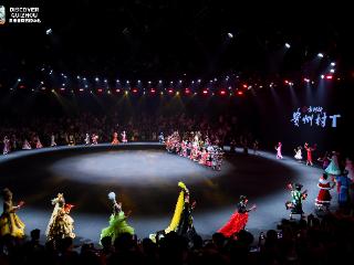 民族风席卷时尚秀场，贵州“村T”携56个民族小朋友惊艳中国国际时装周Guizhou's "Village Runway Show" Stuns at China Fashion Week