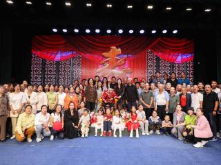 百岁老人过大寿五世同堂全家乐