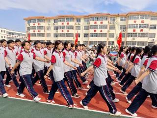 临沂鲁州高级中学2025级新生军训汇演圆满落幕