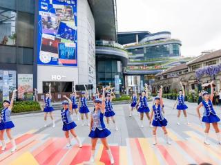 上海旅游节方队巡游首次空降虹口四川北路！中西潮流共启“华灯共庆”海派今潮·光映艺术季