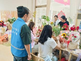 新世纪网格室开展“鲜花朵朵寄师恩，共绘感恩画卷”活动