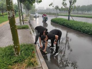 李营街道五里屯社区开展雨天安全隐患排查