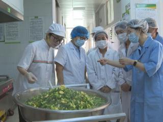 环翠区“观察团”探秘校园食堂，智慧监管守护师生“舌尖安全”