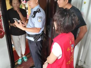 遗落车筐丢手机 民警格格帮寻回