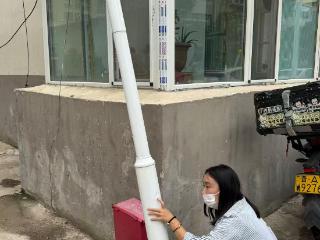 小区监控器被撞 排查找到肇事者