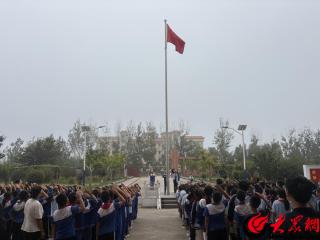 成武县党集镇中心小学举行“铜钟鸣心宇，励志启新程”纪念“九一八”主题升旗仪式