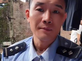 穿警服直播带货引争议，“嘎子哥”道歉，云南警方已介入