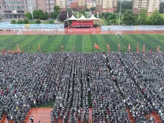 信阳学院举行2025级新生开学典礼暨军训动员大会