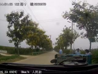 路遇三轮车侧翻 两公交人挺身出援手