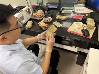 暖心服务显担当，中国银行巨野支行清分残币解商户难题