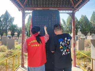 【一年四季·泉在济南】守护红色记忆 传承英烈精神——济南市莱芜区方下街道开展为烈士墓碑描红管护活动