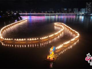 张家界慈利：水上板板龙灯点亮文旅融合新图景