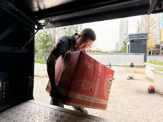 快递“坐”上长途客车