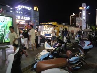清障保畅！红花岗交警守护早市夜市“烟火气”