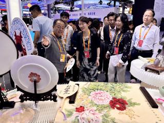 巨野工笔牡丹画：数智赋能，在国际服贸会舞台绽放华彩