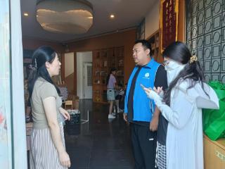南苑街道水韵城社区开展“优化营商环境大走访”宣传活动