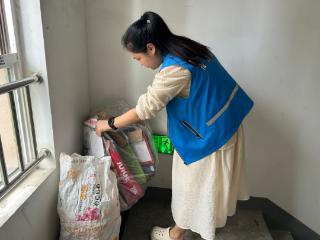 南苑街道狄林社区清理楼道杂物、筑牢安全防线