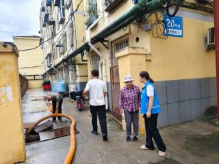 南苑街道忠心闸社区开展老旧小区化粪池全面疏通作业