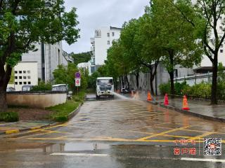 武当山环卫所全力清理雨后路面，守护道路“洁净”