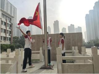 临沂第八中学举行“推广普通话 共筑中国梦”升旗仪式暨推普周开幕式