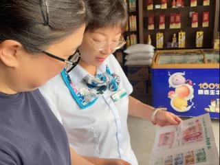 农行龙潭支行深入周边商户开展反假币宣传活动