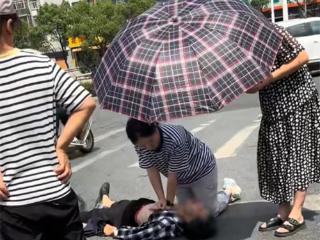 白衣天使街头跪地救人 那一刻她就是“最美军嫂”