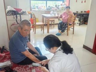 中国人寿岱岳区支公司：上门服务暖人心 高龄客户致谢意