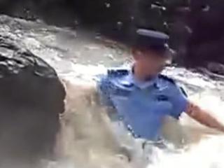 为营救30多名被困游客，他们用身体抵挡洪水筑起“人墙”