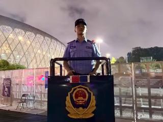 演唱会上，观众为啥排队找警察？背后真相太暖了