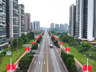 挂国旗迎国庆 四川乐至满城飘扬“中国红”