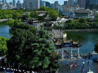 秋阳染碧水，吸引八方来客