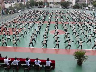 无军训，不青春！毕节鸿鹄中学军训汇演超“燃”来袭！