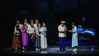 话剧舞台创新演绎“父母爱情” 观众沉浸式体验“回忆杀” 话剧舞台创新演绎“父母爱情” 观众沉浸式体验“回忆杀”