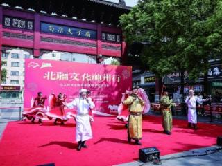 “最炫民族风”闪耀秦淮河畔