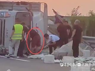凡人歌丨货车失控撞护栏侧翻，青岛公交司机救险“顶”起一片天