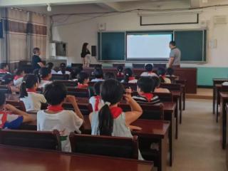 上饶市广丰区嵩峰乡人大“公检法司”法治宣传进校园