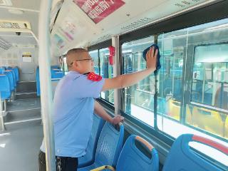 公交司机路遇侧翻三轮车，紧急救助受伤人员