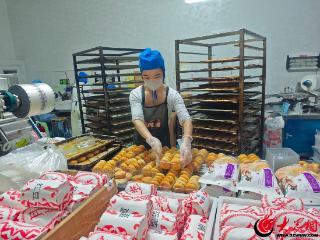 守味传承30年，爆单日产2万斤|罗庄区俞尚·糕师傅清真月饼中秋备产忙