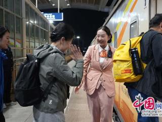冬滑雪夏赏花 铁路部门在新疆开行旅游列车超300列