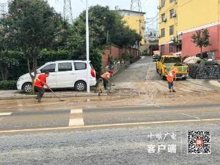竹山县城市管理执法局：聚焦雨后精细作业 守护道路洁净新貌