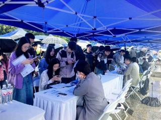 雨再大求职热情不减这场招聘会吸引2万多大学生到场